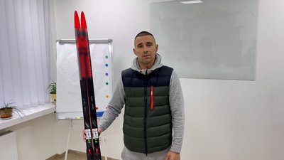 "Я хотів допомогти захисникам Чернігова", — історик з Херсону придбав лижі Артема Прими за 35 тисяч гривень