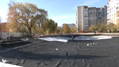 Дно озера вкривають спеціальної мембраною Дно озера вкривають спеціальної мембраною