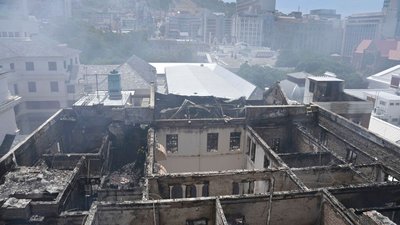 У столиці ПАР знову палає будівля парламенту У столиці ПАР знову палає будівля парламенту