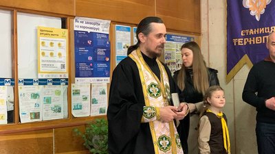 Тернопільські пластуни роздали переселенцям майже півтори сотні пасок