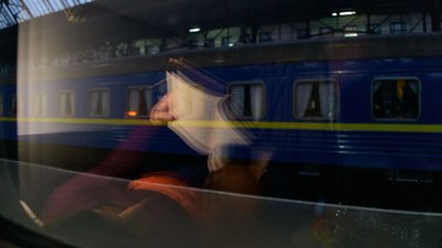 Людина читає у потязі