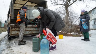 Жінка набирає технічну воду у Південному, 4 березня 2026 року