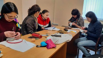 "Хочу, щоб люди цьому вчилися". У Кропивницькому переселенка з Харкова вчить охочих вишивати