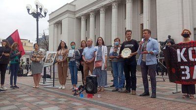 Ексзаручник самоназванної "ДНР" Ігор Козловський прийшлов на акцію з вимогою прийняти законопроєкт про воєнних злочинців Ексзаручник самоназванної "ДНР" Ігор Козловський прийшлов на акцію з вимогою прийняти законопроєкт про воєнних злочинців