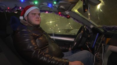 Гірлянди, новорічний дощик та кульки: Луцьком їздить новорічне таксі Гірлянди, новорічний дощик та кульки: Луцьком їздить новорічне таксі