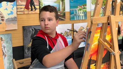 Майстер-клас від художника: в Тернополі діти-переселенці малювали кота "Калуша" Майстер-клас від художника: в Тернополі діти-переселенці малювали кота "Калуша"