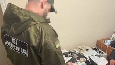 СБУ затримала інженера на оборонному заводі Одещини: підозрюють у роботі на РФ СБУ затримала інженера на оборонному заводі Одещини: підозрюють у роботі на РФ