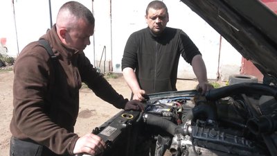 Готують до бою. Як волонтери "Безпеки Богородчан" лагодять автомобілі для потреб українських воїнів Готують до бою. Як волонтери "Безпеки Богородчан" лагодять автомобілі для потреб українських воїнів