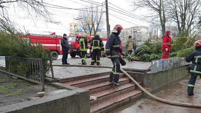 На місці події працюють підрозділи ДСНС На місці події працюють підрозділи ДСНС