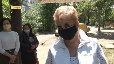 У Дніпрі люди, які живуть поблизу олійного заводу, скаржаться на викиди У Дніпрі люди, які живуть поблизу олійного заводу, скаржаться на викиди