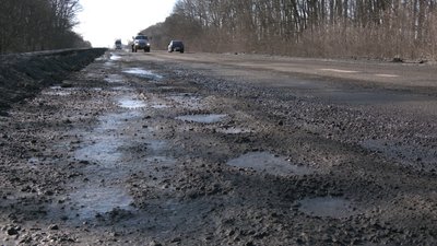 На Харківщині зруйнувалася ділянка траси міжнародного значення: що кажуть водії