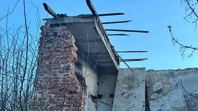 Зруйнована будівля на території колишнього колгоспу