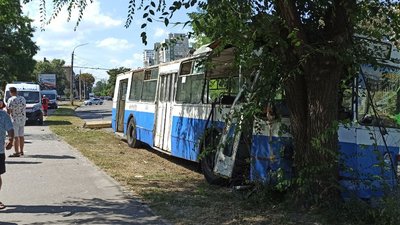 Тролейбус із пасажирами врізався в дерево