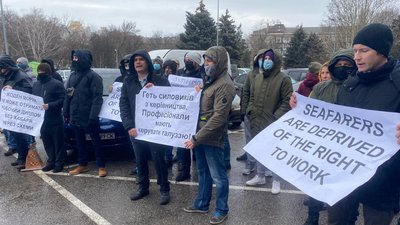 "Гроші йдуть корупціонерам". Моряки перекрили трасу Київ-Одеса "Гроші йдуть корупціонерам". Моряки перекрили трасу Київ-Одеса