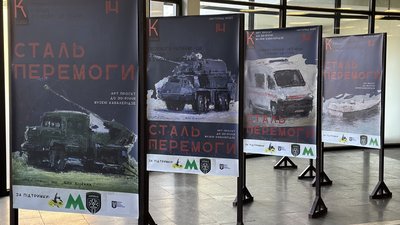У Києві на станції метро "Золоті ворота" відкрилась виставка "Сталь Перемоги" У Києві на станції метро "Золоті ворота" відкрилась виставка "Сталь Перемоги"