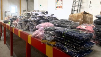 На Закарпатті на кордоні з Угорщиною у жінки виявили близько 2500 одиниць незадекларованого одягу