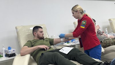Прикордонник здає кров у Харкові