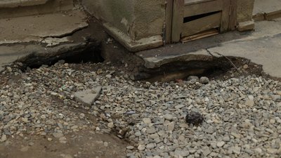 Міжбудинковий проїзд на проспекті Незалежності у Чернівцях Міжбудинковий проїзд на проспекті Незалежності у Чернівцях
