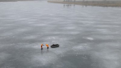 Провалився під лід. На Миколаївщині врятували чоловіка Провалився під лід. На Миколаївщині врятували чоловіка