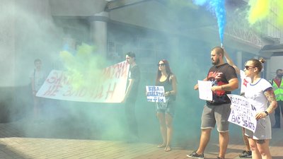 Учасники акції на підтримку затриманих на Харківщині біля обласного управління поліції Учасники акції на підтримку затриманих на Харківщині біля обласного управління поліції