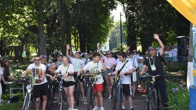 У громаді на Полтавщині провели велодень: колишньому полоненому подарували велосипед
