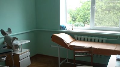 У прифронтовому селищі на Запоріжжі сімейний лікар працює і як водій, і як кочегар