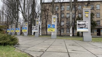 У Києві прибрали міста-герої Білорусі та Росії зі стели на Шулявці У Києві прибрали міста-герої Білорусі та Росії зі стели на Шулявці