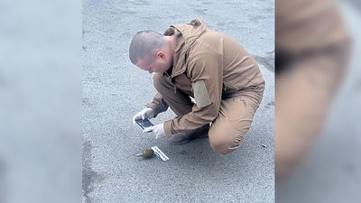 У Чернігові правоохоронці затримали чоловіка, який погрожував відвідувачам магазину предметом, схожим на гранату