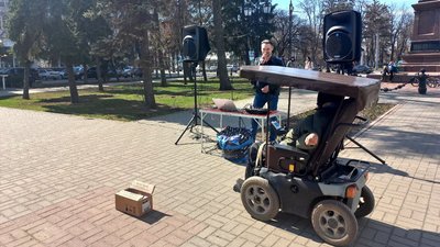 "Набридло сидіти, чекати і боятись". Артист театру влаштував благодійний концерт у Сумах