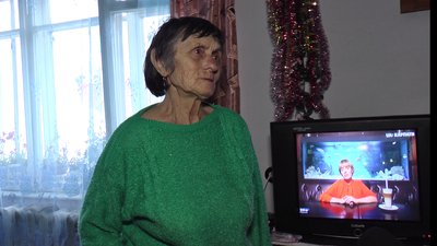 Півтора року без ТБ: волонтери підключають цифру прикарпатським пенсіонерам