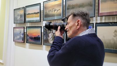Анатолій Похилюк під час відкриття виставки у Рівному, 14 листопада 2025 року