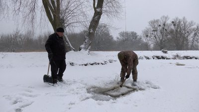 Жителі Чубівки роблять ополонки на водоймах