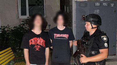 У Харкові 18-річні хлопці вдарили ножем двох перехожих 