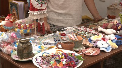 Ляльки-мотанки, глиняний посуд та пряники: черкаські капелани організували ярмарок на підтримку ЗСУ Ляльки-мотанки, глиняний посуд та пряники: черкаські капелани організували ярмарок на підтримку ЗСУ