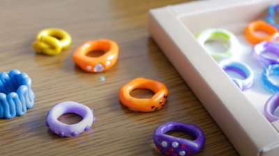 Тернополянка виготовляє персні з полімерної глини Тернополянка виготовляє персні з полімерної глини