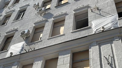 Радянський герб на міськраді Харкова маскують: демонтаж відбудеться пізніше Радянський герб на міськраді Харкова маскують: демонтаж відбудеться пізніше