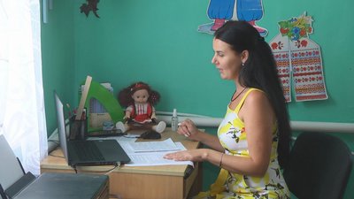 Людмила Войтюк проводить дистанційне заняття для вихованців дитячого садка у селі Великий Лазутин, вересень 2023. Фото: Суспільне Хмельницький Людмила Войтюк проводить дистанційне заняття для вихованців дитячого садка у селі Великий Лазутин, вересень 2023. Фото: Суспільне Хмельницький