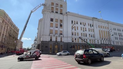 Радянський герб на міськраді Харкова маскують: демонтаж відбудеться пізніше Радянський герб на міськраді Харкова маскують: демонтаж відбудеться пізніше
