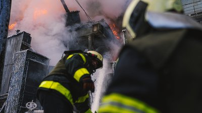 Пожежа, яка виникла через ракетний обстріл об'єкту інфраструктури у Києві, локалізована — ДСНС