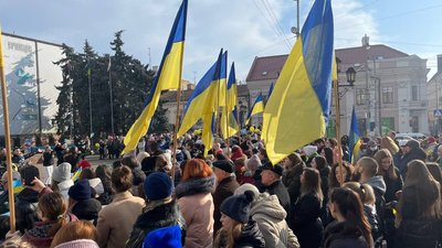 Заспівали гімн та підняли прапор. У Чернівцях святкували День єднання Заспівали гімн та підняли прапор. У Чернівцях святкували День єднання