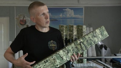 Василь Цапюк тримає в руках антидронову рушницю "Мавка" Василь Цапюк тримає в руках антидронову рушницю "Мавка"