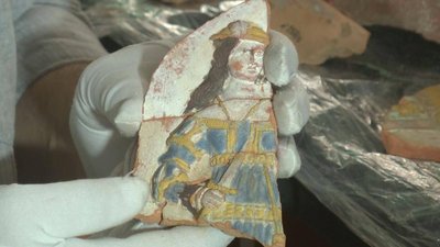 Також на кахлях зображені й інші сюжети. Фото: Суспільне Також на кахлях зображені й інші сюжети. Фото: Суспільне