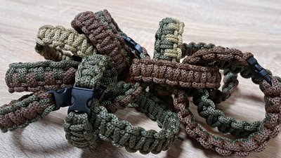 Корисна річ, що "додає й моральних сил". У Дніпрі провели майстер-клас з плетіння "браслетів виживання" для військових Корисна річ, що "додає й моральних сил". У Дніпрі провели майстер-клас з плетіння "браслетів виживання" для військових