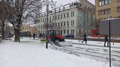 Снігопад у Вінниці: як комунальники прибирають місто Снігопад у Вінниці: як комунальники прибирають місто