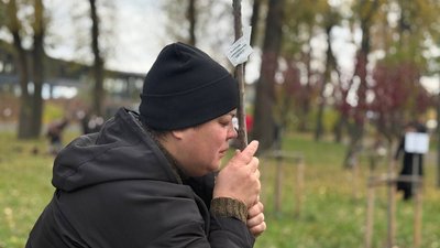 Алея кохання, сакури на честь військових