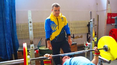 “Напрацьовуємо техніку”: вінницькі пауерліфтери готують до чемпіонату Європи
