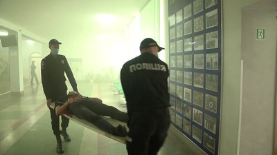 Пожежа та захоплення заручників. Тренування майбутніх поліцейських у Херсоні Пожежа та захоплення заручників. Тренування майбутніх поліцейських у Херсоні