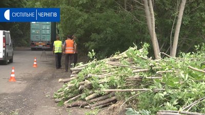 Розчищають узбіччя