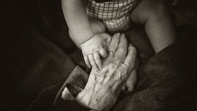 Прикарпатців на третину менше народжується, ніж помирає. Інфографіка