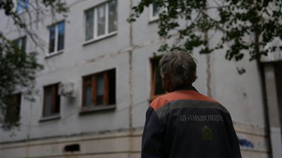 Комунальник оглядає будинок після влучання російських КАБів